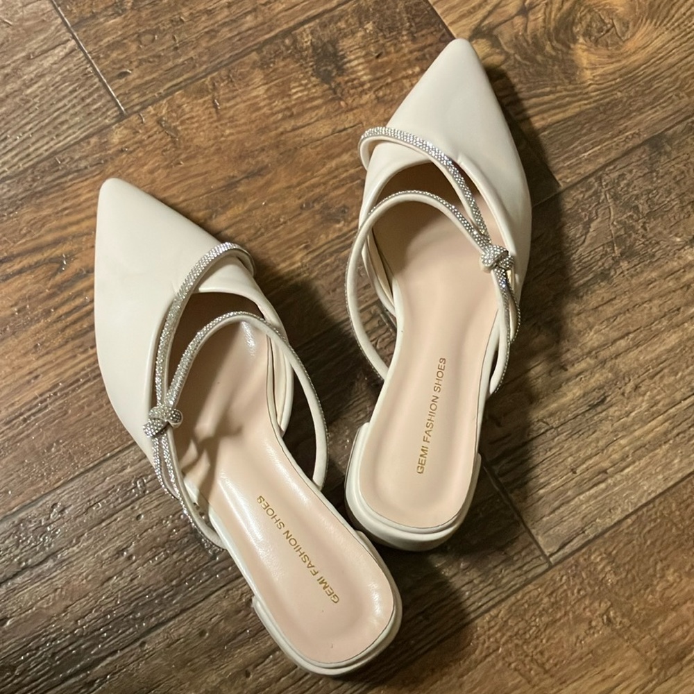 Pointed Toe Mule Flats with Heel and Gemstone Strap Sz 6